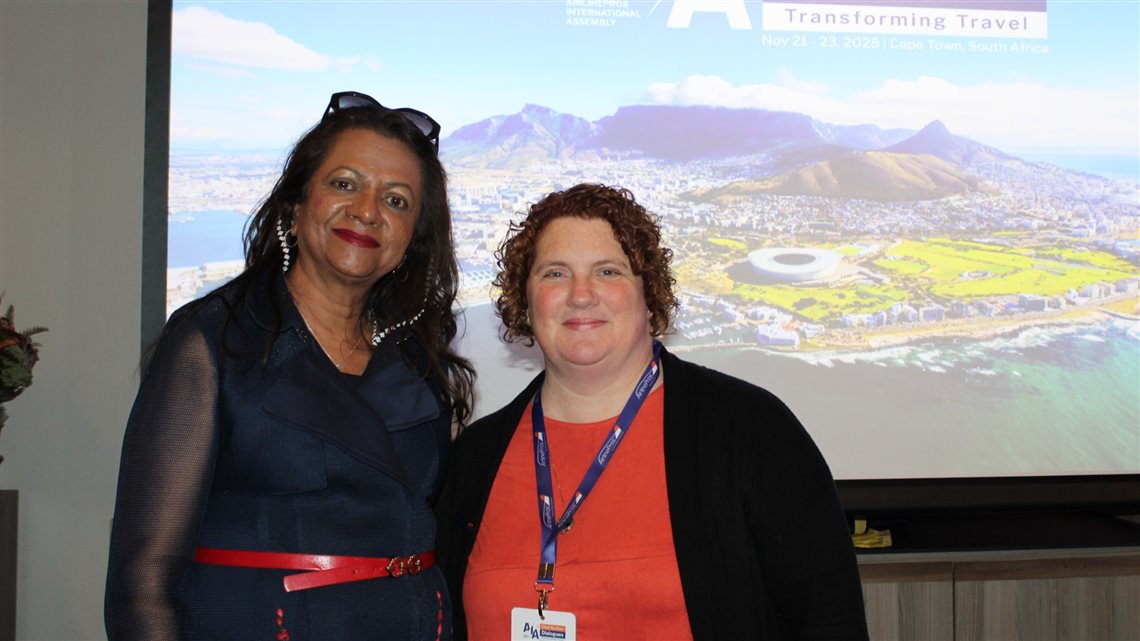 Ashma Asokan, CEO do grupo e cofundadora da AirlinePros, e Rebecca Meadows, diretora executiva da AirlinePros no Brasil