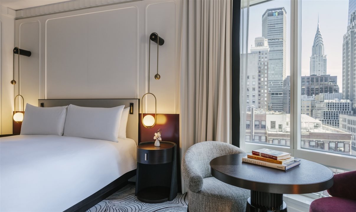 Os quartos dos andares superiores incluem janelas do piso ao teto que emolduram a vista do horizonte de Manhattan