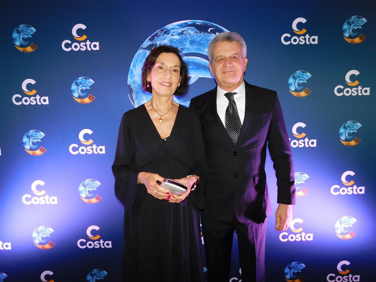 Premiados da noite: Aldo Leone, da Agaxtur, Patty Leone, influenciadora digital e apresentadora do programa Mala Pronta (Jovem Pan News), Fabio Mader, da CVC Corp, Vera Figueiredo e Alceu Figueiredo, da VCP Tur
