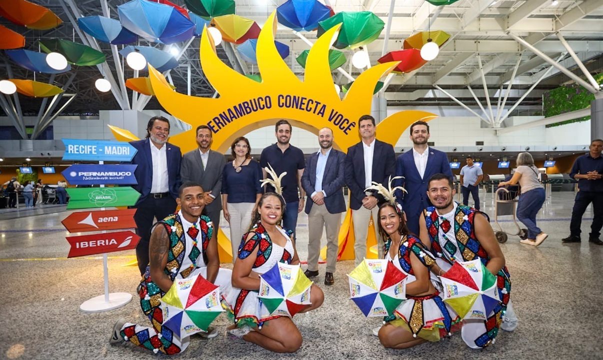 Marcos Teixeira, presidente da Abav-PE, Diego Morreti, diretor do Aeroporto do Recife, Priscila Krause, vice-governadora de Pernambuco, Eduardo Loyo, presidente da Empetur, Antonio Linhares, representando a Iberia, Santiago Yus, diretor-presidente da Aena Brasil, e Phillipe Karat, da Embratur