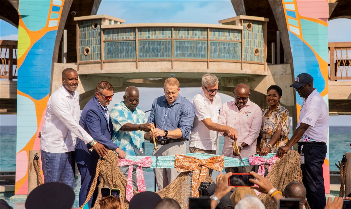 Philip Simon, presidente da Royal Caribbean Bahamas, Jay Schneider, Chief Product Innovation Officer da Royal Caribbean, Philip E. Davis, primeiro-ministro das Bahamas, Jason Liberty, Chairman & CEO do Royal Caribbean Group, Michael Bayley, presidente & CEO da Royal Caribbean, Chester Cooper, vice-primeiro-ministro das Bahamas, Latia Duncombe, diretora-geral de Turismo, Investimentos e Aviação das Bahamas, e Troy Smith, gerente-geral do Royal Beach Club Paradise Island