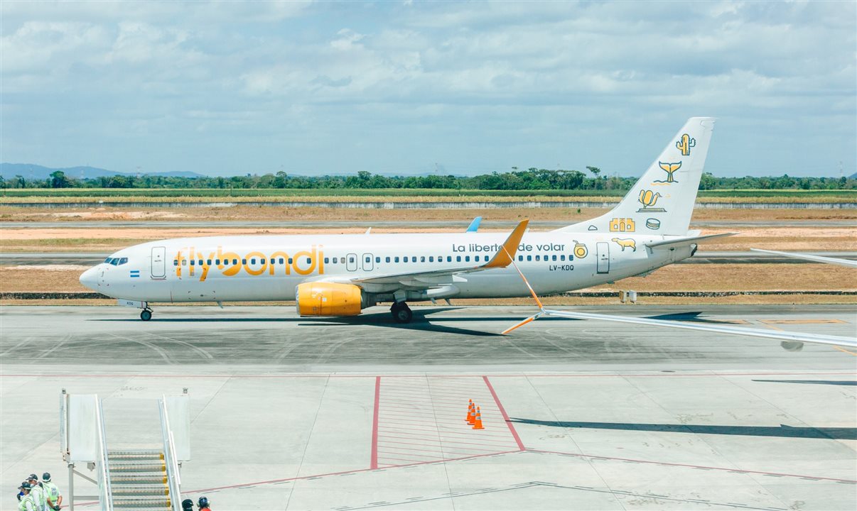 Primeiro voo da Flybondi pousou em Alagoas nessa segunda-feira (15)