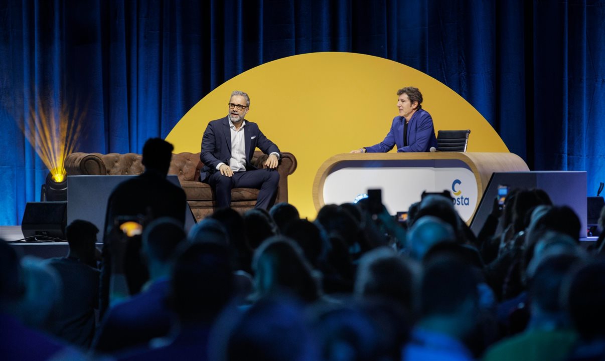 O jornalista Manel Fuentes, que apresentou o evento, entrevistando o Mario Zanetti, presidente da Costa Cruzeiros