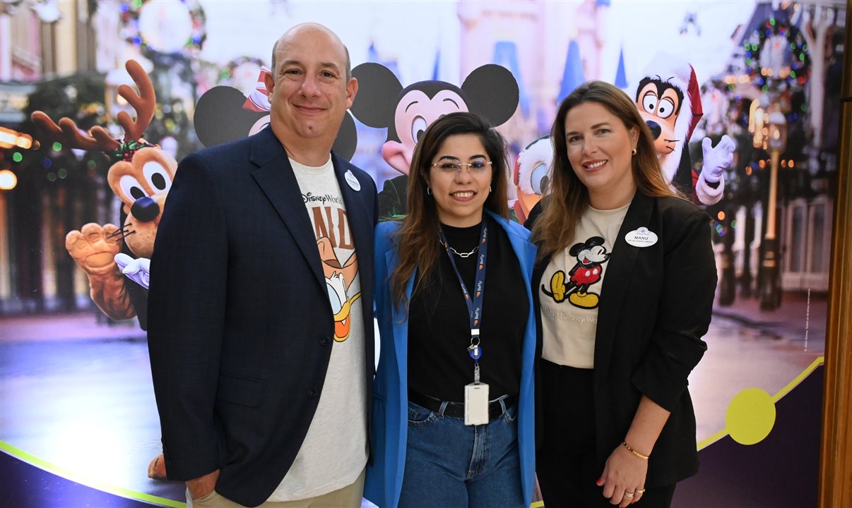 Veronica Prado, da Queenberry/Qby, entre Alexander Haim e Manoela Bopp, da Disney Destinations