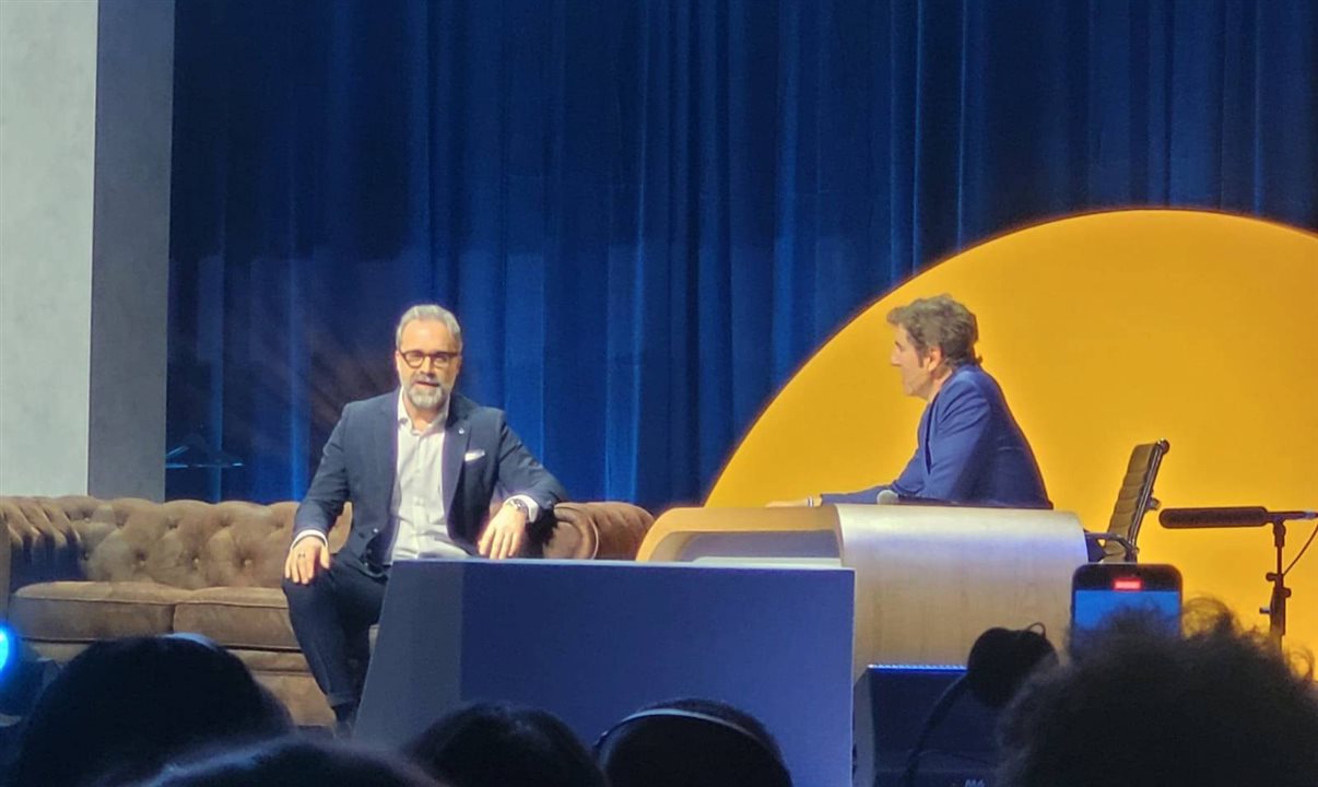 Mario Zanetti, presidente da Costa Cruzeiros, é entrevistado pelo jornalista Manel Fuentes durante o Costa Global Summit 2025