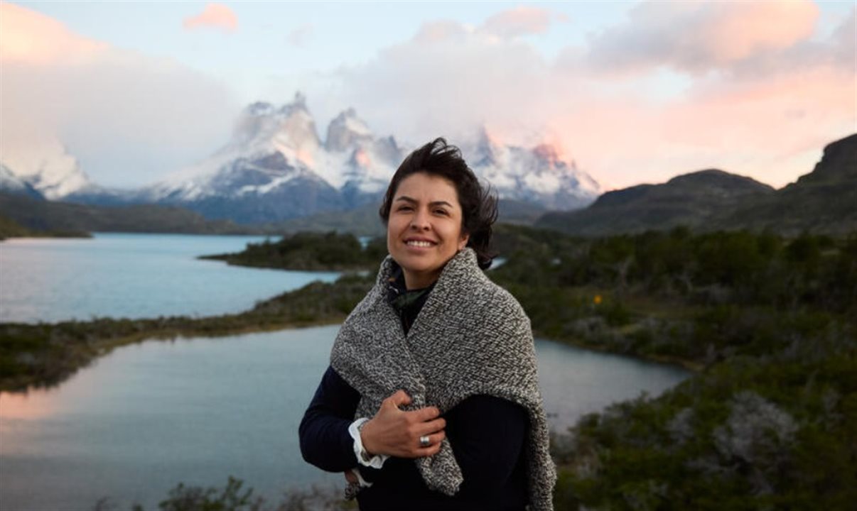 A artesã e designer Karina, que mergulhou na cultura e na arte ancestral de trançar couro da Patagônia para criar a KR Leathers, que usa técnicas tradicionais nas peças de estilo contemporâneo: ela é uma das insiders que revelam dicas da Patagônia Chilena