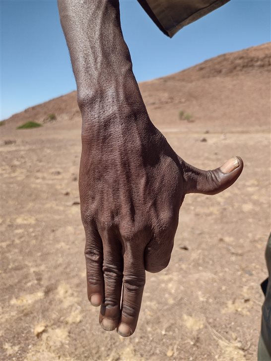 M&atilde;o direita do guia do Rhino Tracking, Pel&eacute;, no formato do mapa da Nam&iacute;bia