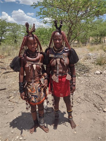 Mulheres Himba exibem seus tradicionais adere&ccedil;os e seu penteado