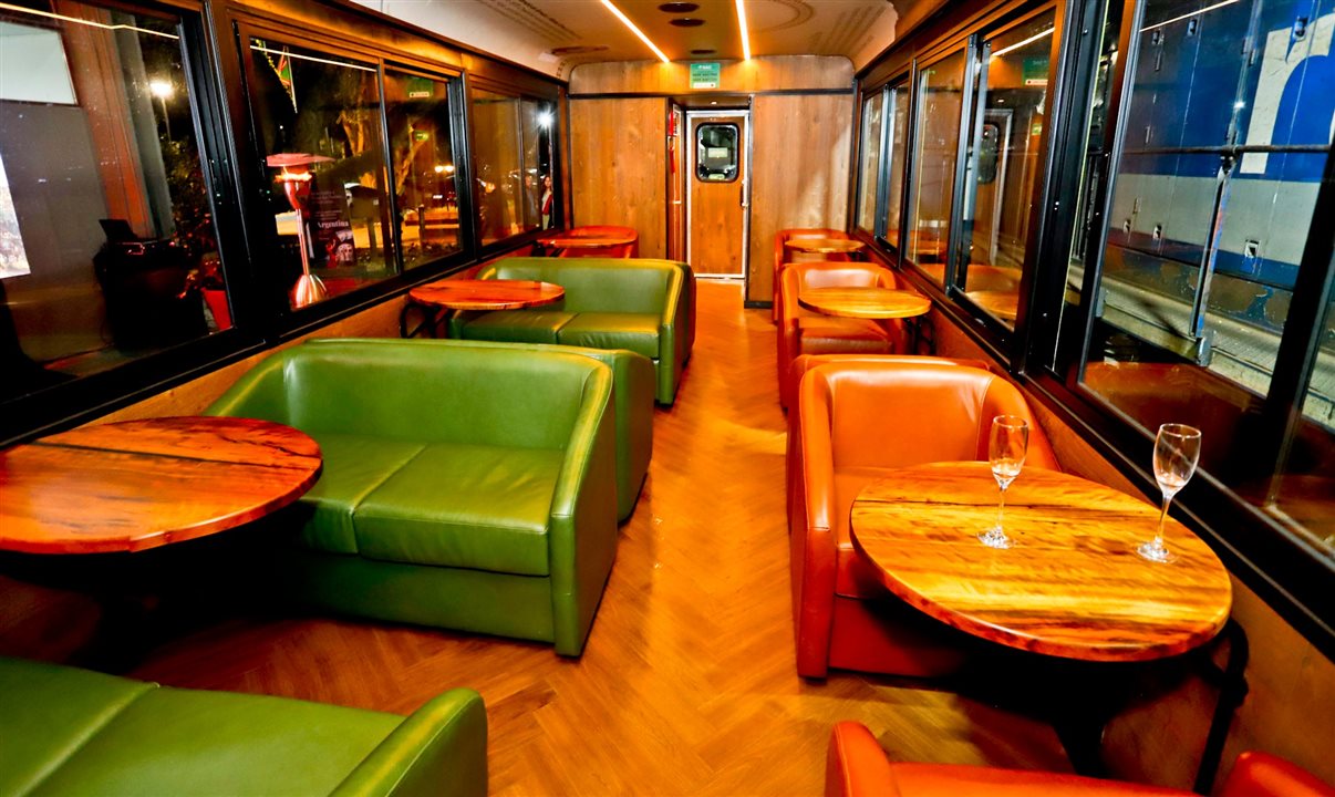 Poltronas de couro e as cores da Serra Verde Express