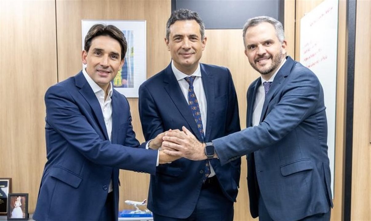 Carlos Antunes, da Tap, entre Silvio Costa Filho e Tome Franca, do Ministério de Portos e Aeroportos