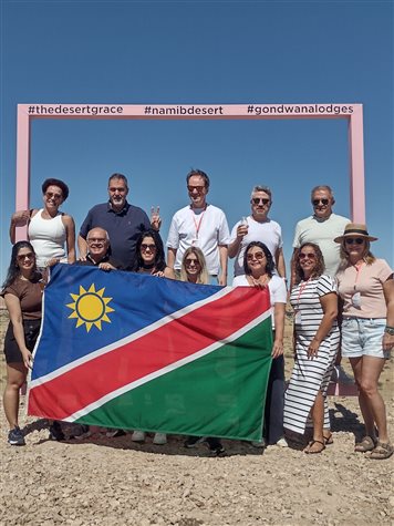 Grupo da Flot posa em &aacute;rea instagram&aacute;vel do hotel The Desert Grace