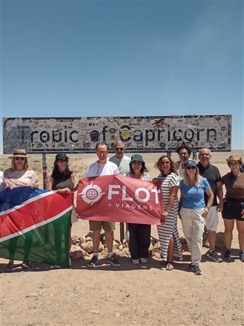 Grupo da Flot posa junto &agrave; placa indicando a passagem da linha imagin&aacute;ria, que tamb&eacute;m passa por S&atilde;o Paulo