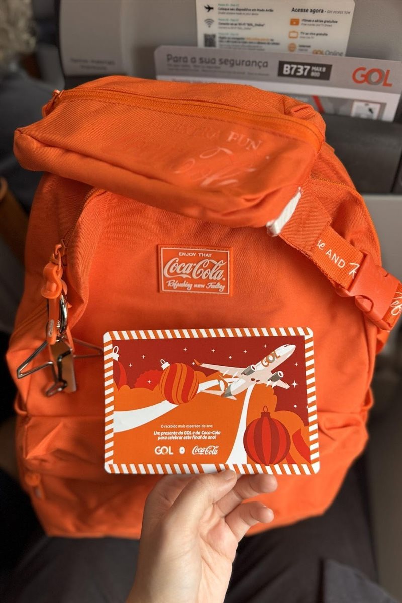 Os passageiros também receberam mochila e pochete licenciados exclusivos da Coca-Cola, chaveiro Gol, cartão postal e um promocode para acesso gratuito à internet durante o voo
