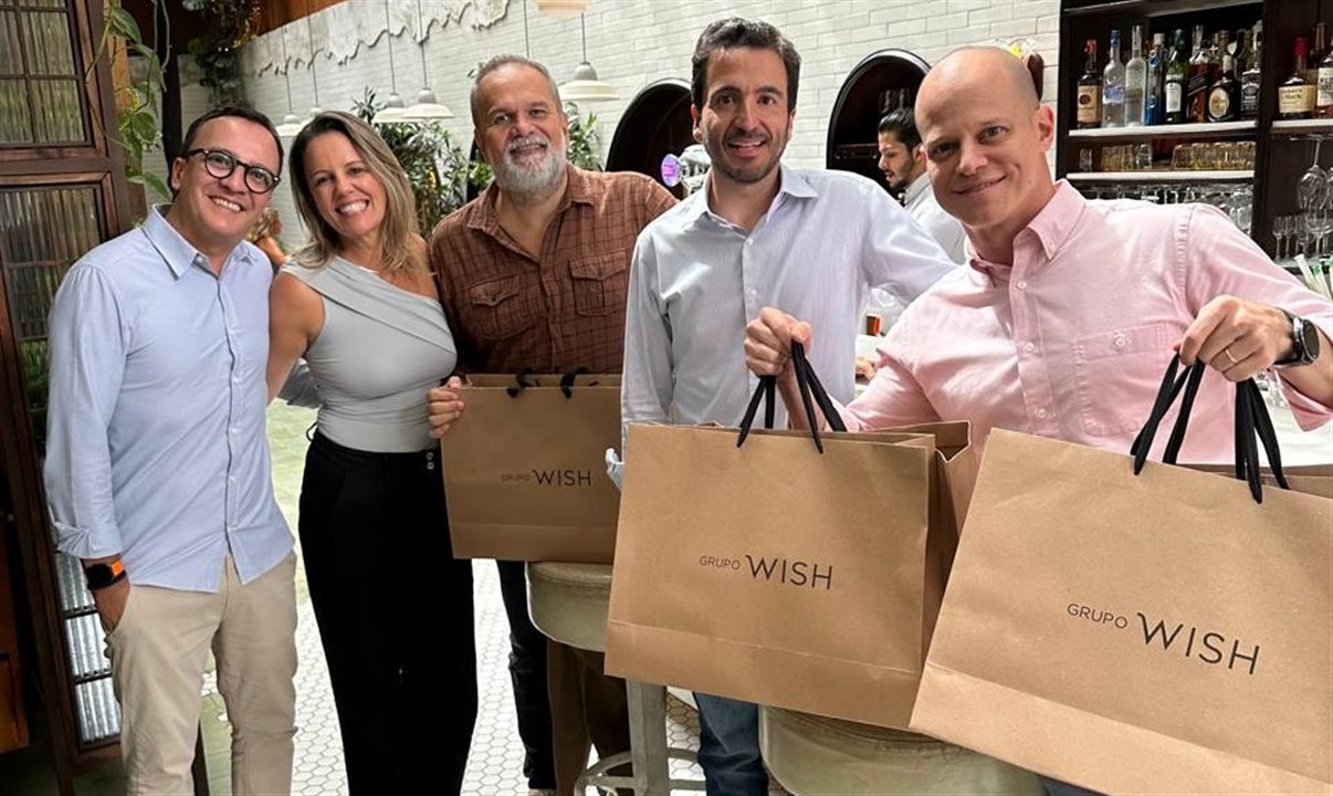Pablo Torres, Fernanda Oliveira e Eduardo Malheiros, do Grupo Wish, com Artur Luiz Andrade e José Guilherme Alcorta, da PANROTAS