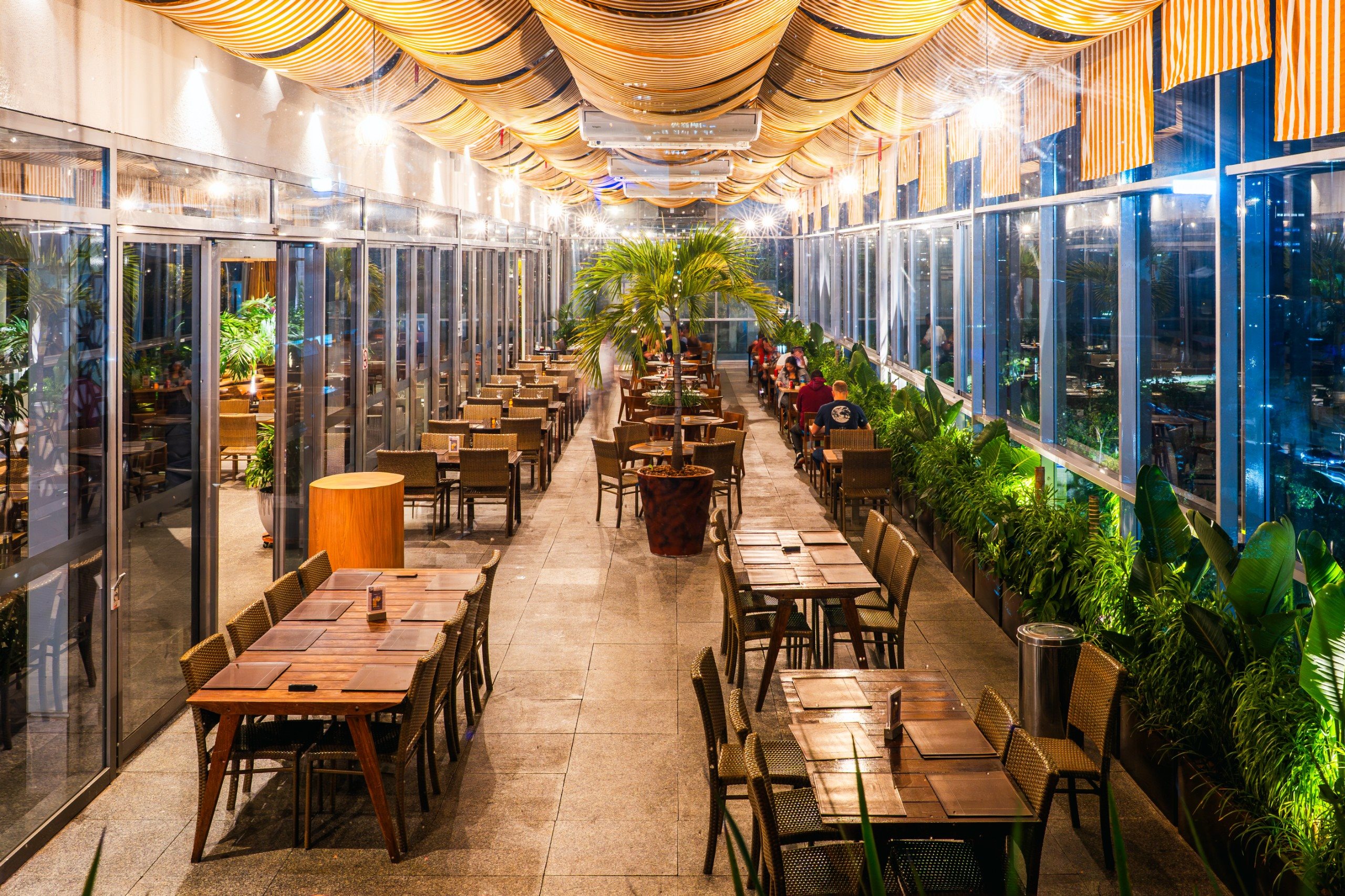 O restaurante Orla 21 acaba de ganhar a cobertura da varanda, agora totalmente fechada e climatizada