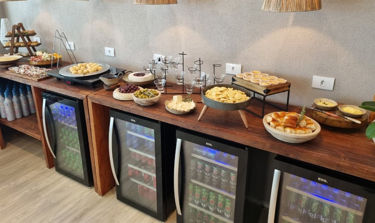 Entre os diferenciais da sala VIP estão buffet gourmet e bebidas premium