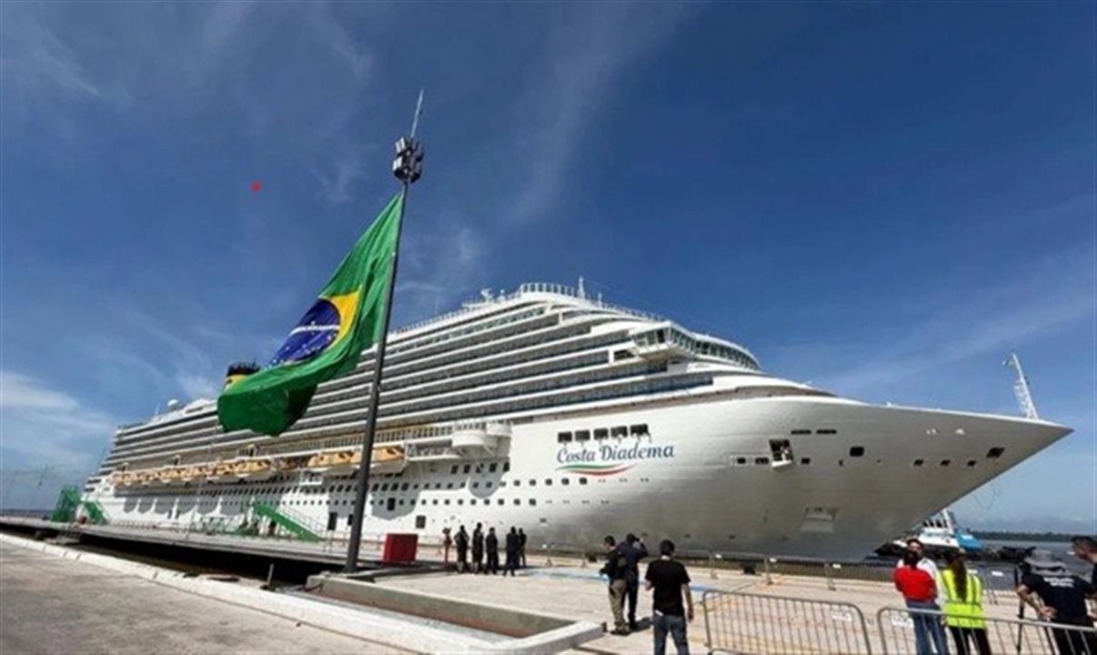 Costa Diadema no Porto de Outeiro