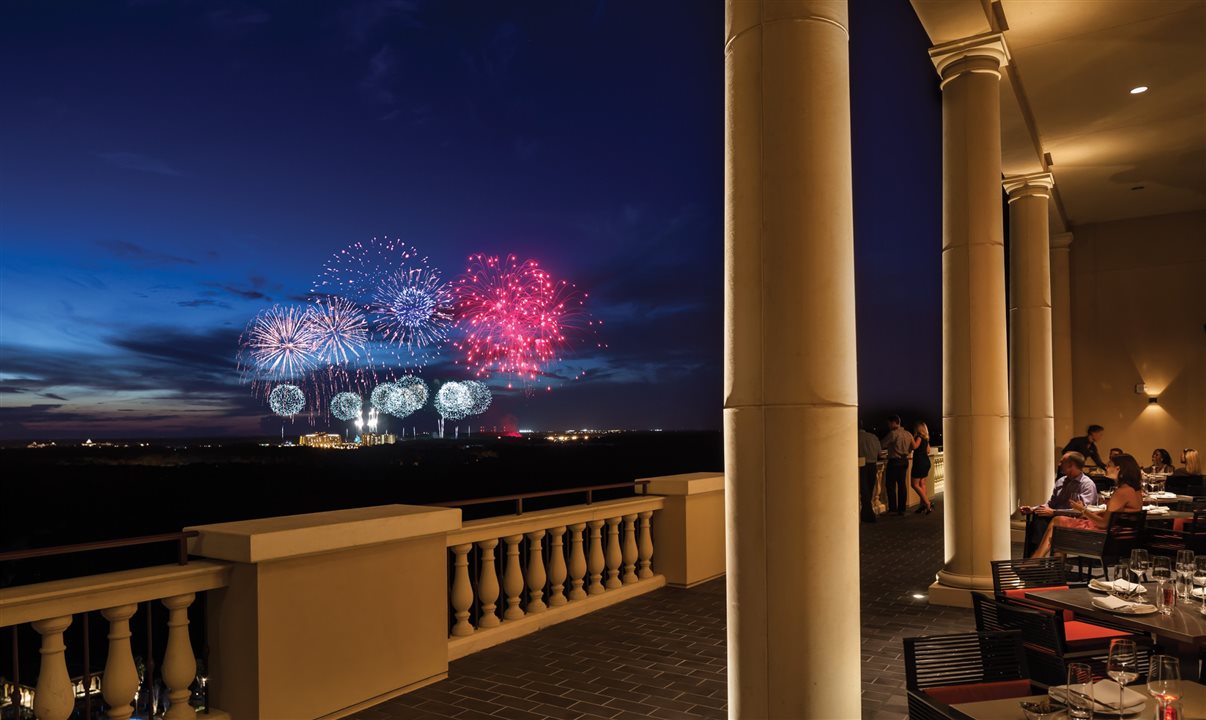 Terraço do restaurante Capa, no 17º andar, tem vista privilegiada para o show de fogos no Magic Kingdom