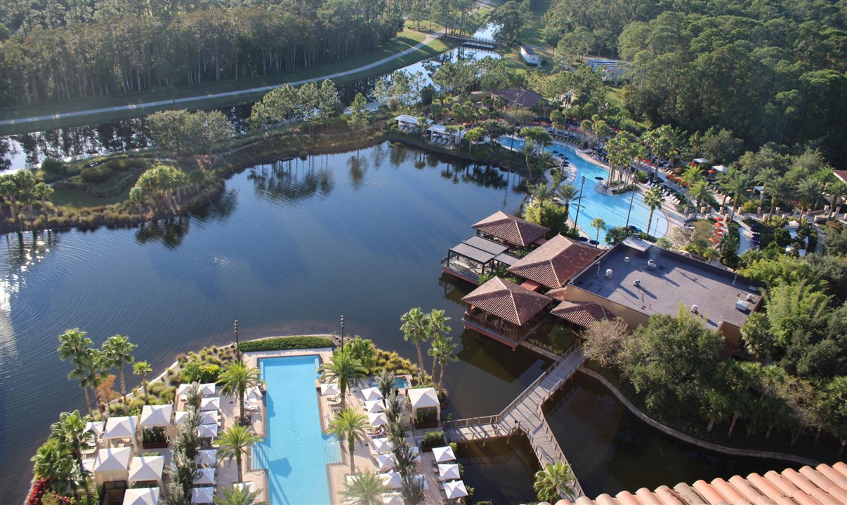 Four Seasons Orlando está em uma área de 11 hectares e possui piscinas, um lago, campo de golfe, parque aquático e mais