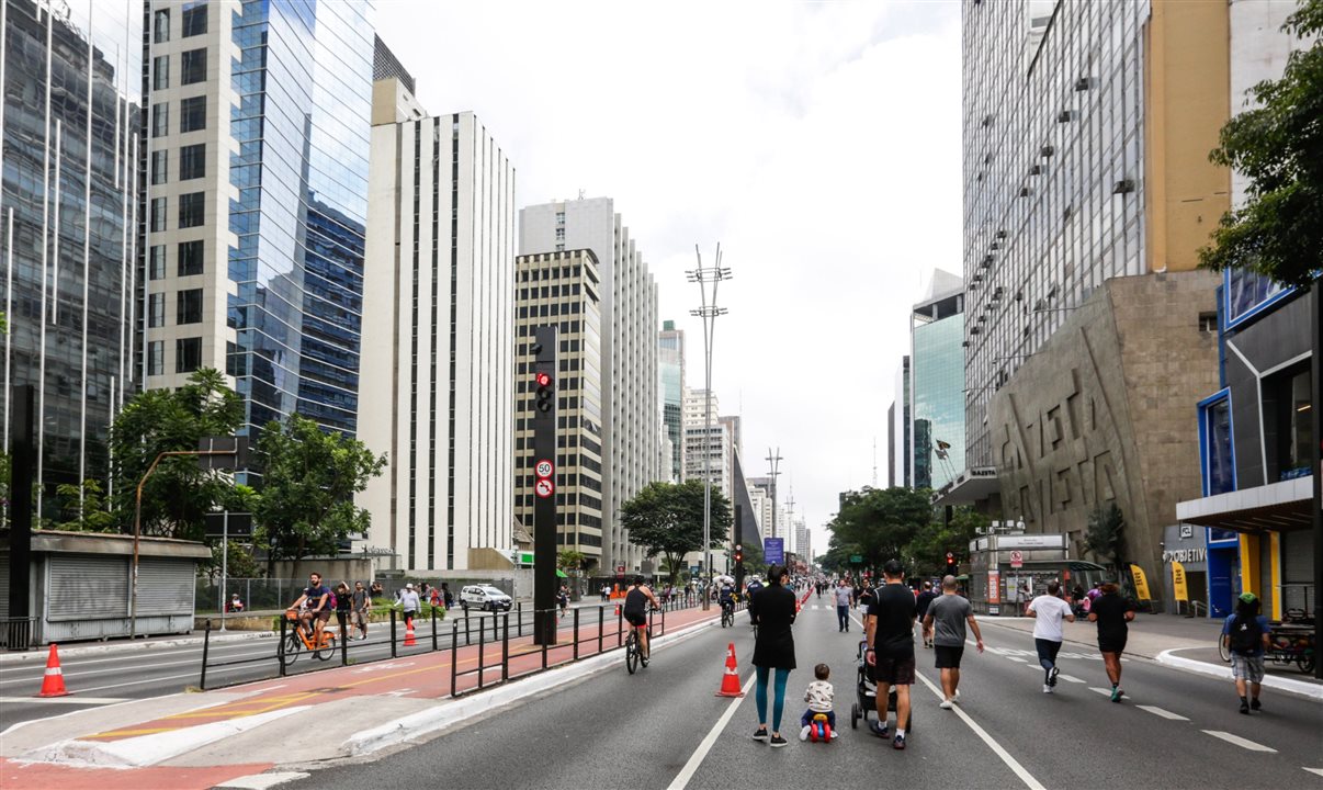 Pedestres e ciclistas circulam pela Avenida Paulista
