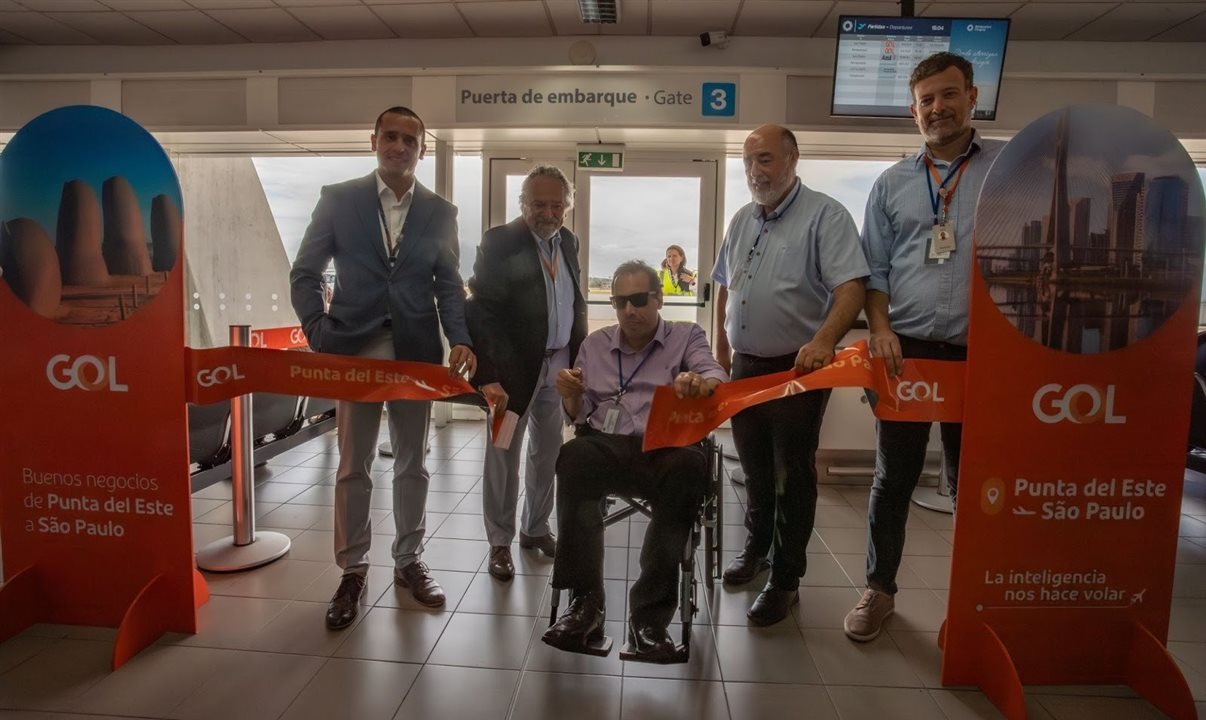 O corte de faixa do voo inaugural Punta del Este-São Paulo/Guarulhos aconteceu na tarde deste domingo (21), no aeroporto do balneário uruguaio, com a presença de representantes aeroportuários, da Gol e do Turismo local