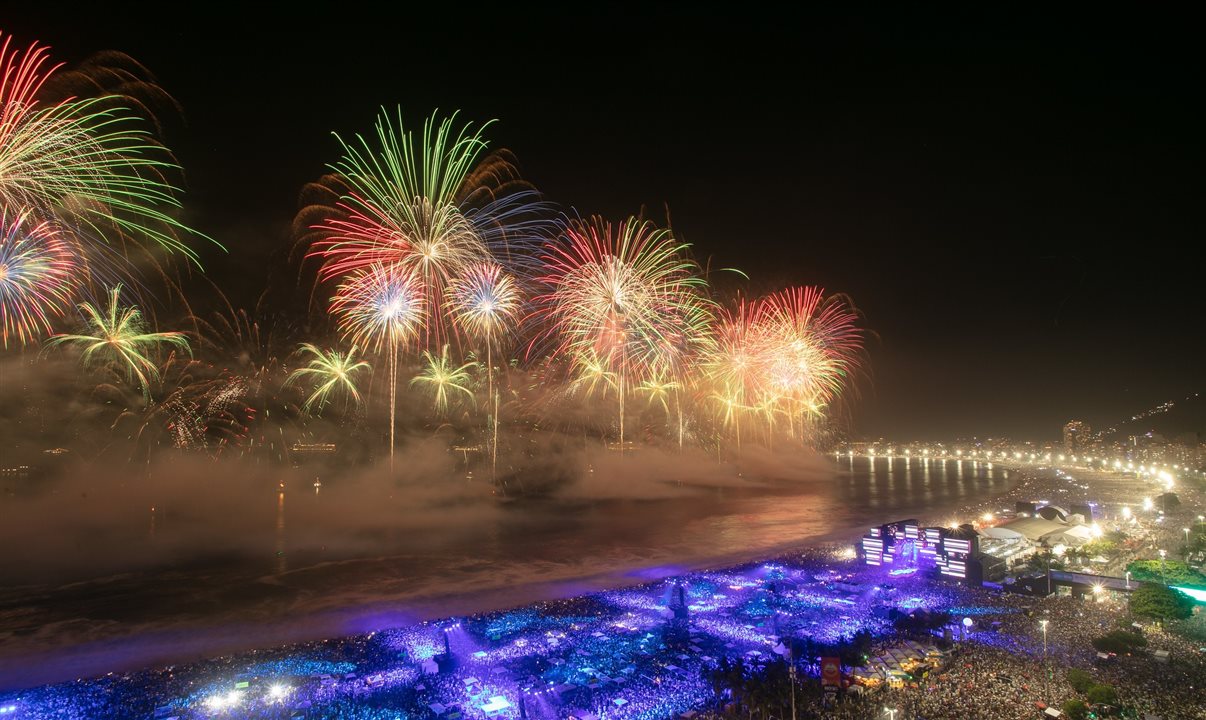 Em Copacabana, 2,5 milhões de pessoas acompanharam o espetáculo de fogos com 12 minutos de duração