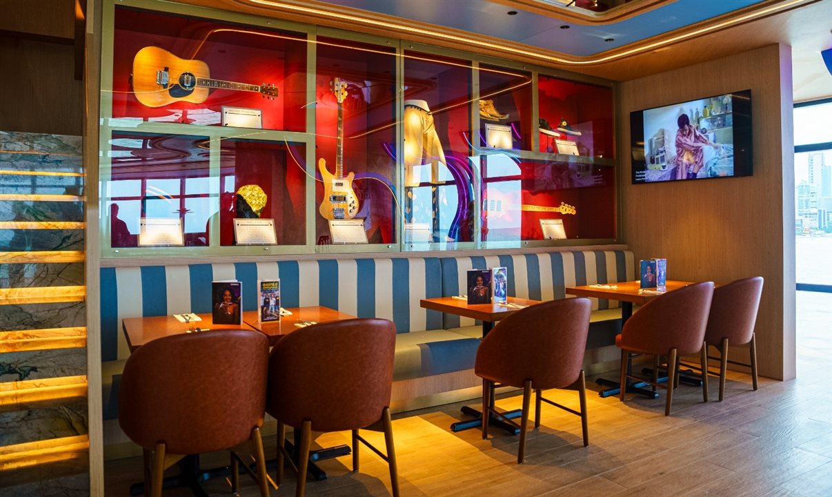 Além da experiência gastronômica, o local conta com uma coleção especial de memorabilia com itens originais de artistas