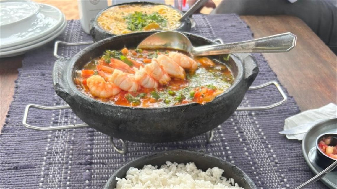 Moqueca &eacute; servida com arroz e pir&atilde;o