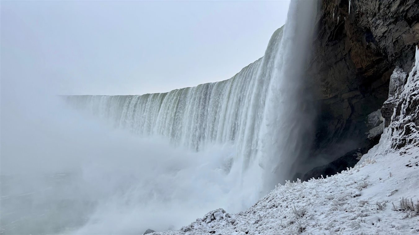 Horseshoe Falls vista de baixo para cima, no Journey Behind the Falls