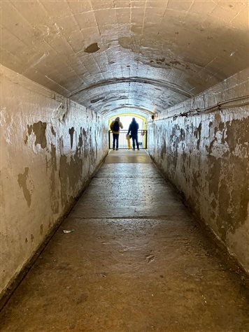 Um dos t&uacute;neis do Journey Behind the Falls