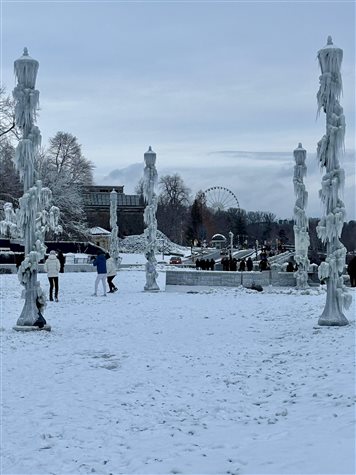 Postes de ilumina&ccedil;&atilde;o cobertos de gelo