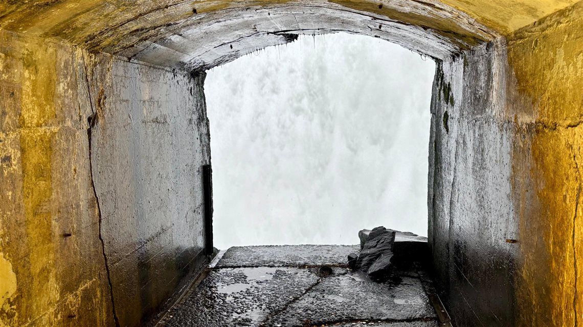 Outra janela escavada na rocha no percurso do Journey Behind the Falls