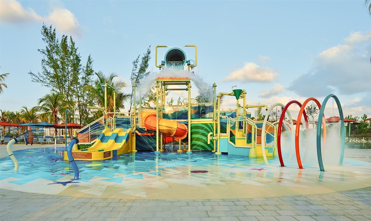 Área splash com diversos atrativos aquáticos divertidos