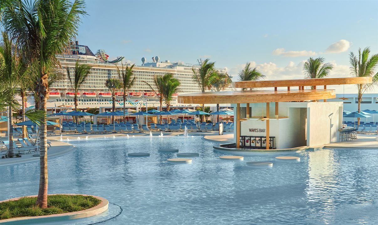 Bar da piscina e o navio ao fundo