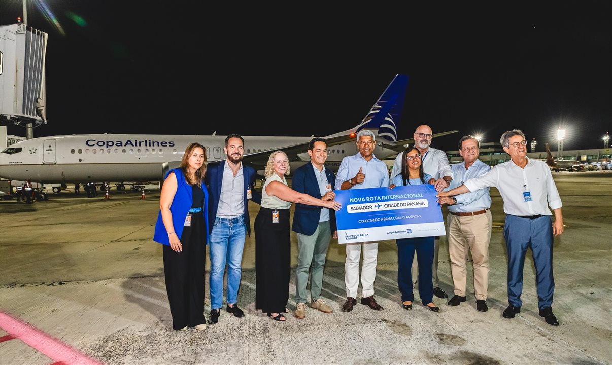 Autoridades na pista para receber o novo voo