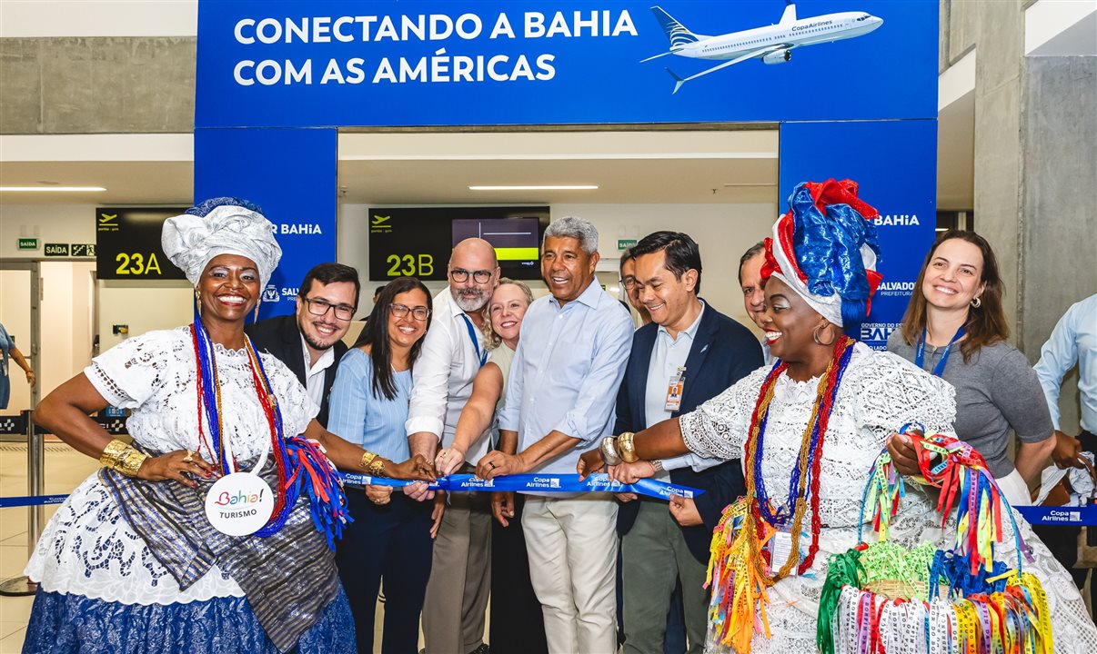 Corte da fita que reinaugurou a rota entre Salvador e Panamá