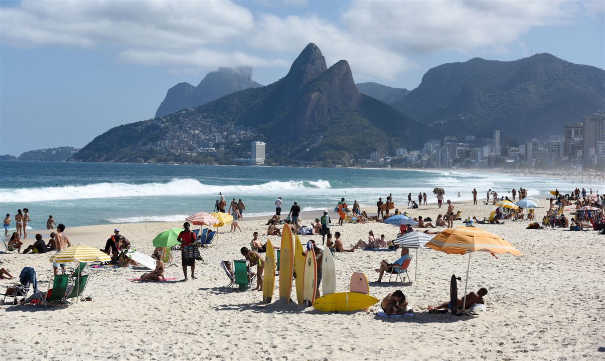 Para realizar os cálculos, foi considerado o gasto médio do turista brasileiro (R$ 1.856) e estrangeiro (R$ 3.645)