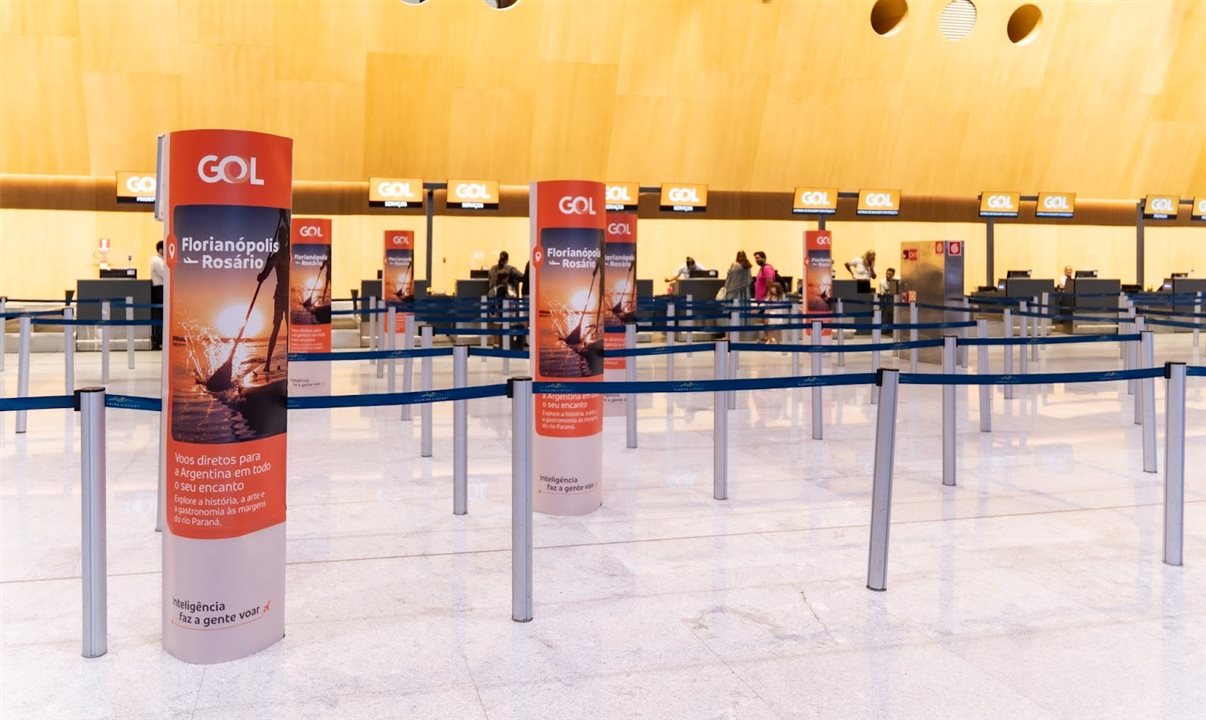 A ambientação do check-in da Gol no aeroporto de Florianópolis (FLN) ganha menção especial à nova rota de verão FLN-Rosário (ROS)