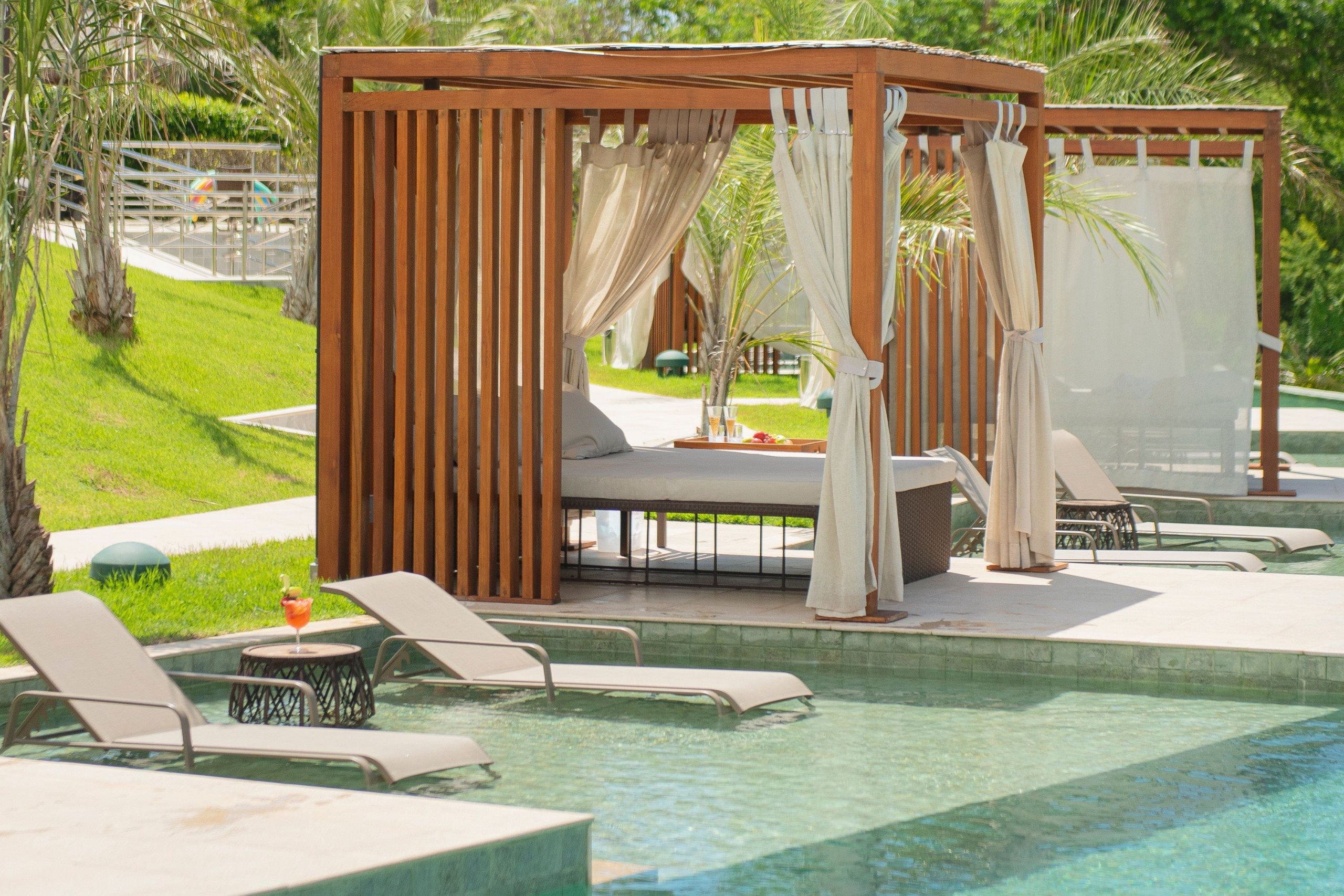 A experiência é complementada por apartamentos amplos e confortáveis, serviço de quarto, academia, restaurante próprio, agência de Turismo e padrão de serviços alinhado à Rede Deville