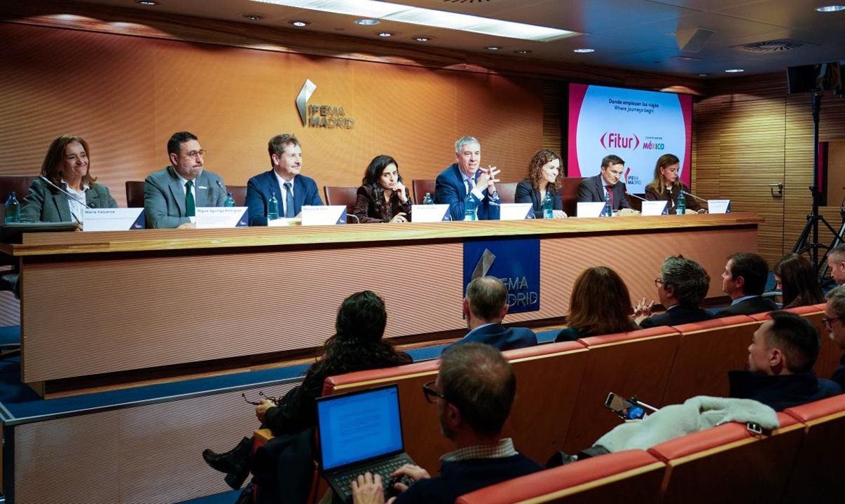 María Valcarce, diretora da Feira Internacional de Turismo; Miguel Aguiñiga Rodríguez, titular da Unidade de Inovação, Sustentabilidade e Profissionalização Turística da Secretaria de Turismo do México; Mariano de Paco, conselheiro de Cultura, Turismo e Esporte da Comunidade de Madri; Sheika Alnuwais, secretária-geral da ONU Turismo; José Vicente de los Mozos, presidente do Comitê Executivo da Ifema Madrid; Rosario Sánchez, secretária de Estado de Turismo do Ministério da Indústria e Turismo do Governo da Espanha; Marco Sansavini, presidente do Comitê Organizador da Fitur e da Iberia; e Almudena Maíllo del Valle, titular da Área Delegada de Turismo da Prefeitura de Madri
