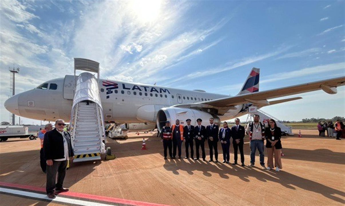 Tripulação do voo inaugural São Paulo/Guarulhos–Dourados da Latam ao lado de autoridades locais