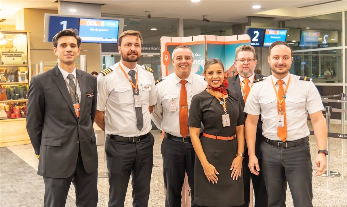 No aeroporto de Mendoza, junto ao portão de embarque para o Rio de Janeiro, tripulação da Gol a postos para o voo que celebrou o início da rota sazonal MDZ-GIG