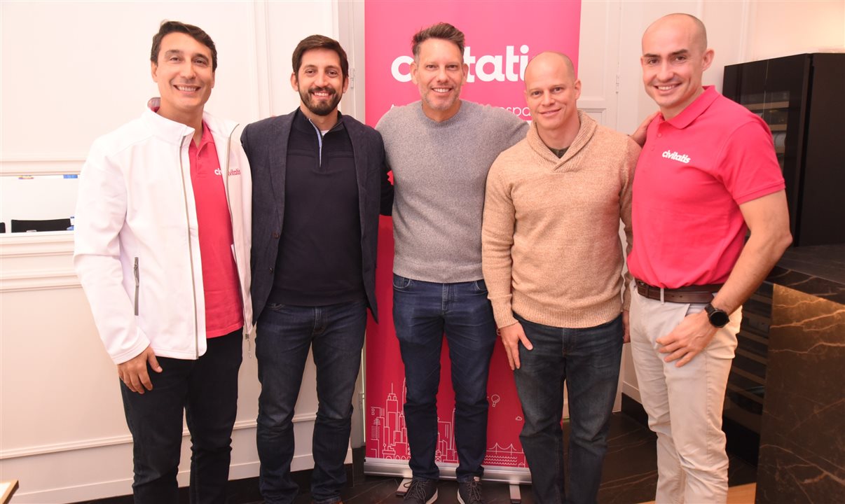 Flávio de Sica, Ricardo Sidaras e José Guilherme Alcorta, da PANROTAS, entre Andrés Spitzer e Enrique Espinel, da Civitatis
