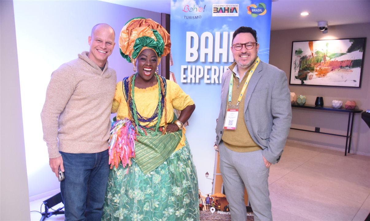 José Guilheme Alcorta, da PANROTAS, ao lado de Lucicleide Nascimento e Pedro Gramacho, da Secretaria de Turismo da Bahia