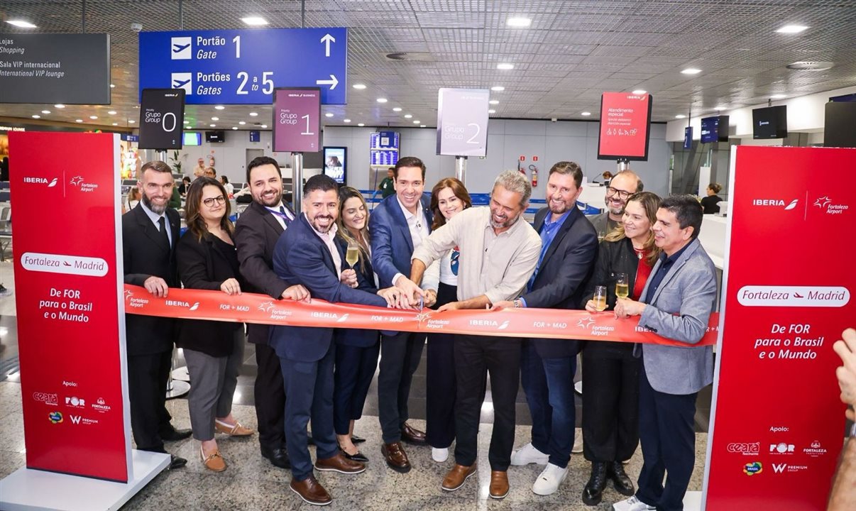 Autoridades e time Iberia na inauguração