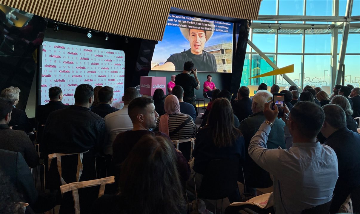 Alberto Gutiérrez, que deixou o cargo de CEO da Civitatis em dezembro, deu uma mensagem para os convidados pelo telão. Ele será o quarto espanhol a fazer uma viagem espacial e está nos últimos dias de treinamento para a viagem