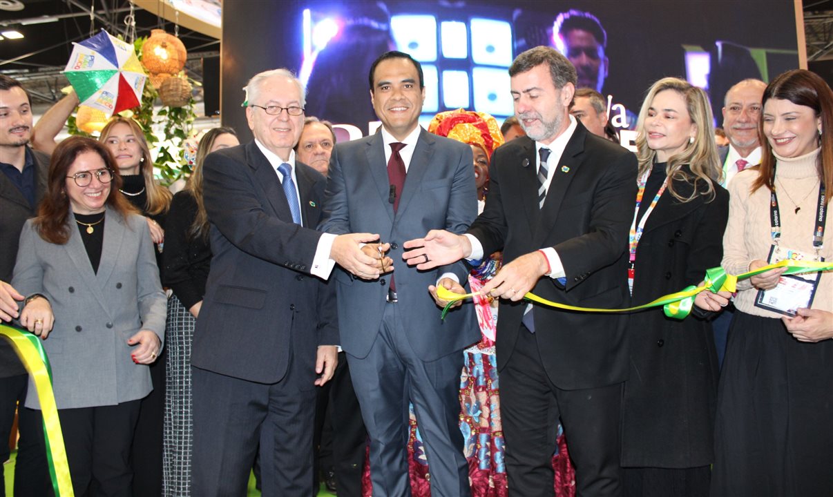 Luiz Alberto Figueiredo, embaixador do Brasil na Alemanha, Gustavo Feliciano, ministro do Turismo, Marcelo Freixo, presidente da Embratur, e demais autoridades no corte da fita de inauguração do estande do Brasil