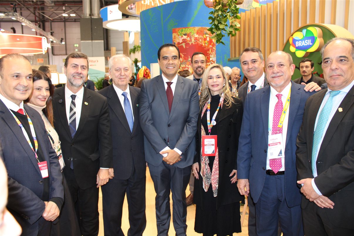 Roberto de Lucena, secretário de Turismo de São Paulo, Catiane Seif, secretária de Turismo de Santa Catarina, Luiz Alberto Figueiredo, embaixador do Brasil na Espanha, Gustavo Feliciano, ministro do Turismo, Rosalia Lucas, secretária de Turismo da Paraíba, Ferdinando Lucena, da PBTur, Toni Sando, do Visite São Paulo, e Carlos Henrique Sobral, do MTur