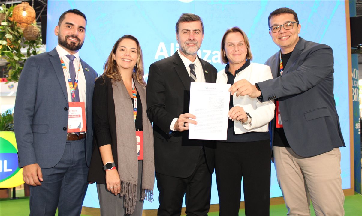 Alisson Andrade, Saskia Lima e Marcelo Freixo, da Embratur, com Renata Cenni e Bruno Sá, da CVC Corp