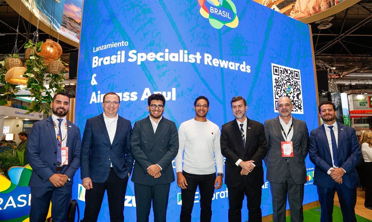 Autoridades no palco do estande da Embratur para o lançamento do Brasil Specialist Rewards e Airpass Azul